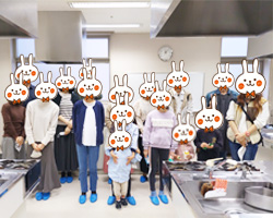 この写真はハロウィンカップケーキを滋賀県で開催した時の集合写真です。滋賀県近江八幡市お菓子教室ケーキ教室SweetKitchen